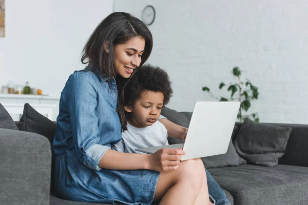 African american mother and son using laptop together at home — Stock Photo