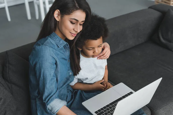 Mãe e filho usando laptop — Fotografia de Stock