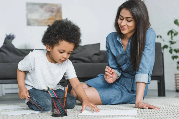 Madre e figlio — Foto stock