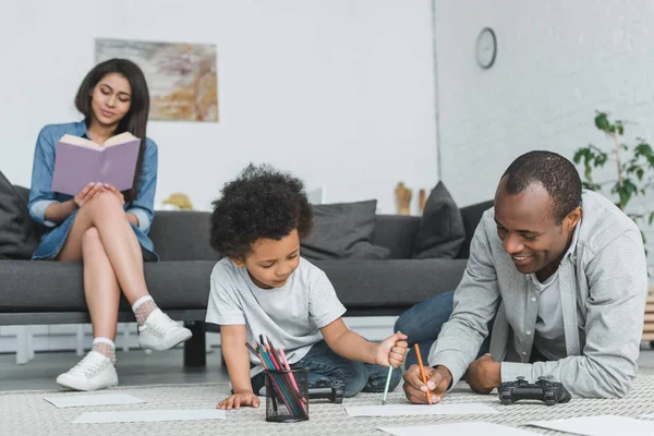 Familia afroamericana - foto de stock