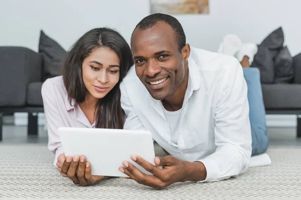Couple using tablet — Stock Photo