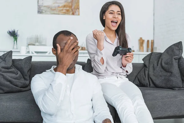Afrikanische amerikanische Freundin gewinnt Videospiel zu Hause — Stockfoto
