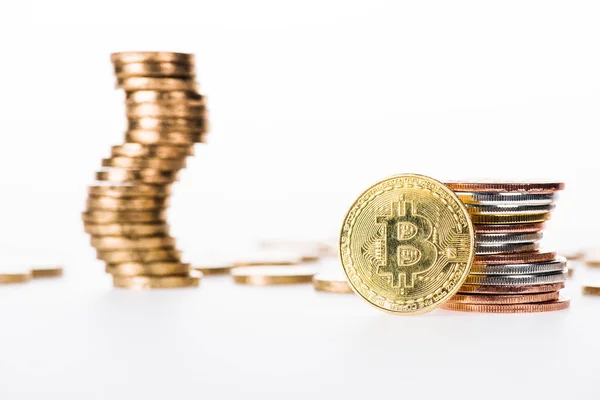 Vista de cerca de bitcoin y monedas apiladas aisladas en blanco - foto de stock