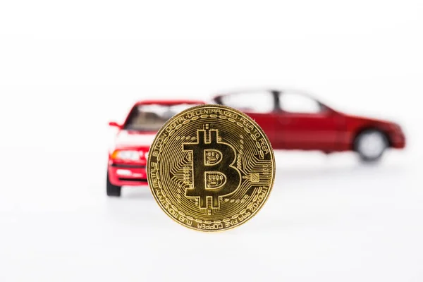 Vue rapprochée de Bitcoin et modèles de voitures isolés sur blanc — Photo de stock
