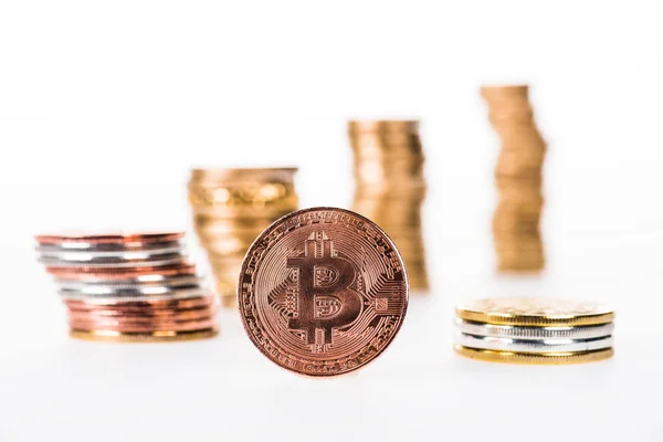 Vista de cerca de bitcoin y monedas apiladas aisladas en blanco - foto de stock
