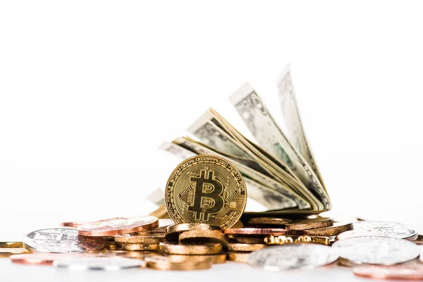 Nahaufnahme von Bitcoins und Dollarnoten isoliert auf weiß — Stockfoto