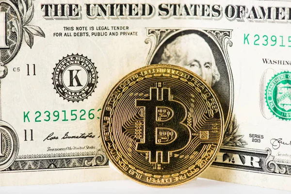 Vista de primer plano de bitcoin y billete de dólar en blanco - foto de stock