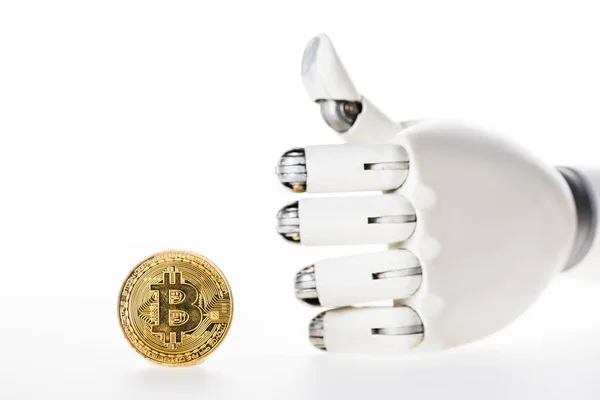 Vue rapprochée de Bitcoin et bras robotique montrant pouce isolé sur blanc — Photo de stock