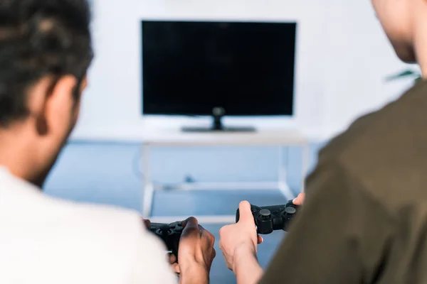 Corte tiro de casal jogando vídeo game juntos em casa — Fotografia de Stock
