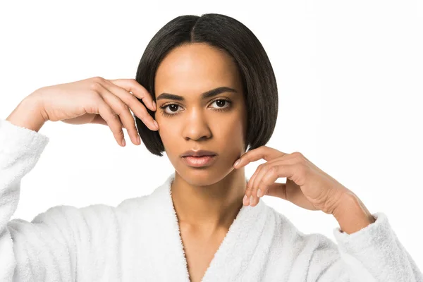 Tenera ragazza afroamericana con la pelle pulita, isolata su bianco — Foto stock