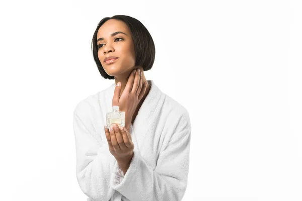 Afro-americana aplicando perfume no pescoço, isolado em branco — Fotografia de Stock