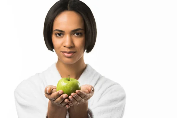 Atractiva mujer afroamericana sosteniendo manzana, aislada en blanco - foto de stock