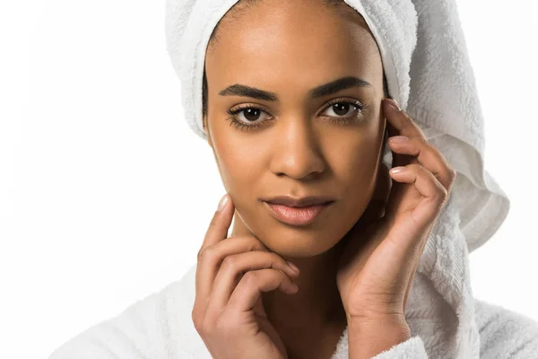 Mujer afroamericana tierna en albornoz y toalla con piel limpia, aislada en blanco - foto de stock