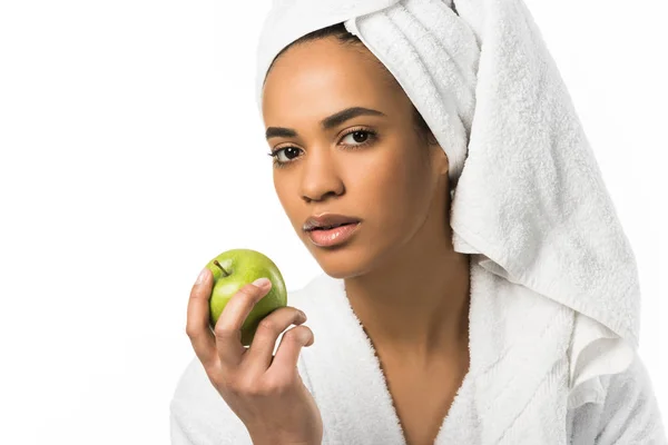 Mujer afroamericana en toalla posando con manzana, aislada sobre blanco - foto de stock