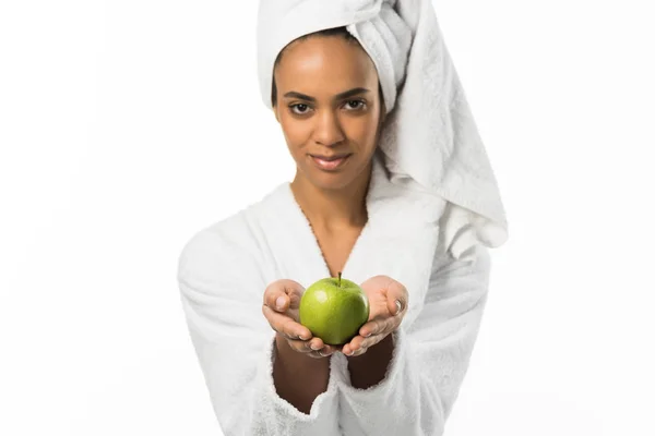 Bella donna afro-americana in asciugamano con mela biologica, isolata su bianco — Foto stock
