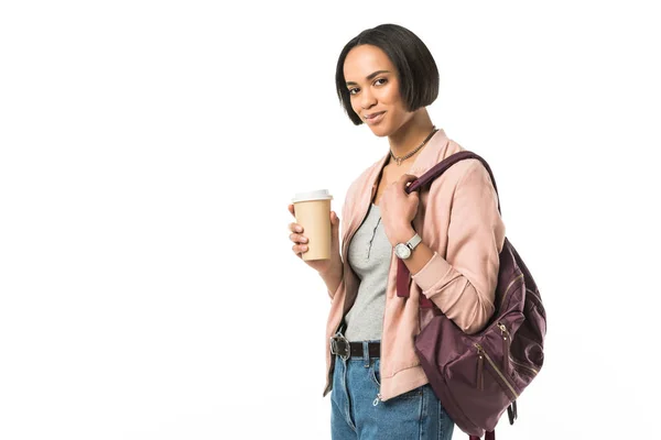 Feminino estudante afro-americano com mochila e xícara de café descartável, isolado em branco — Fotografia de Stock