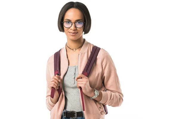 Étudiant afro-américain en lunettes avec sac à dos, isolé sur blanc — Photo de stock