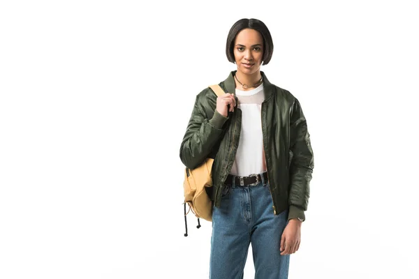 Bela estudante afro-americana feminina com mochila, isolada em branco — Fotografia de Stock