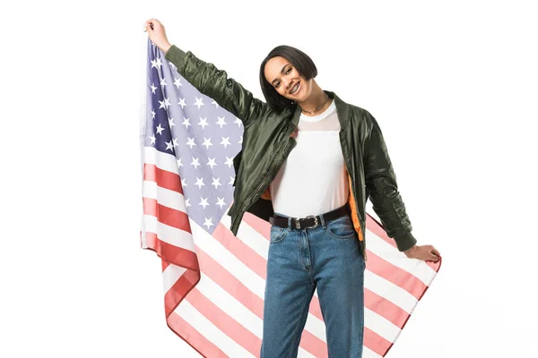 Chica afroamericana feliz posando con bandera de estados unidos, aislado en blanco - foto de stock