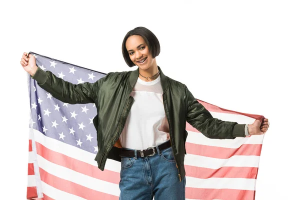 Atractiva chica afroamericana posando con bandera de estados unidos, aislada en blanco - foto de stock