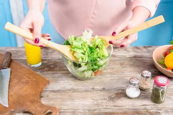 Plan recadré de femme en surpoids cuisine salade fraîche pour le dîner dans la cuisine à la maison — Photo de stock