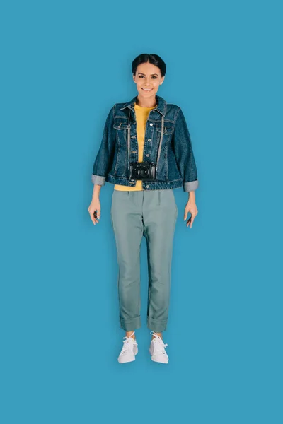 Vue de dessus du photographe féminin élégant avec appareil photo isolé sur fond bleu — Photo de stock