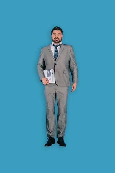 Vista dall'alto di uomo d'affari con giornale isolato su sfondo blu — Foto stock