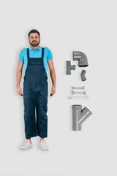Vista superior del fontanero con tuberías y spanners aislados sobre fondo blanco — Stock Photo
