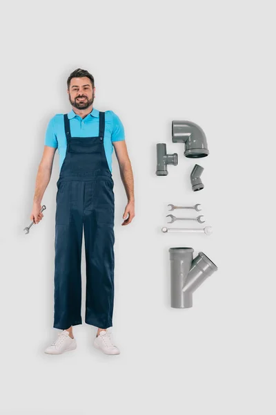 Draufsicht des Klempners mit Schlüsseln und Rohren isoliert auf weißem Hintergrund — Stockfoto