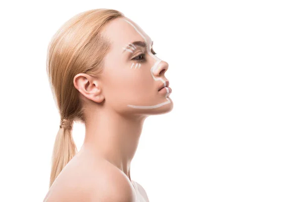 Vue latérale de belle femme avec des lignes blanches sur le visage isolé sur blanc — Photo de stock