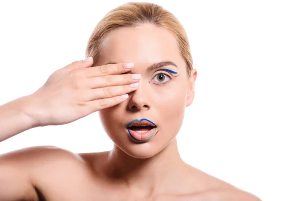 Belle femme avec maquillage coloré avec des lignes couvrant l'oeil isolé sur blanc — Photo de stock