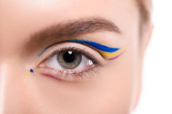 Image recadrée de la femme avec doublure colorée maquillage isolé sur blanc — Photo de stock