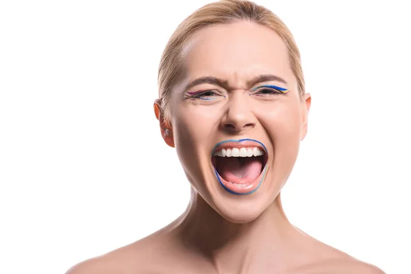 Mulher zangada com maquiagem colorida com linhas gritando isolado no branco — Fotografia de Stock