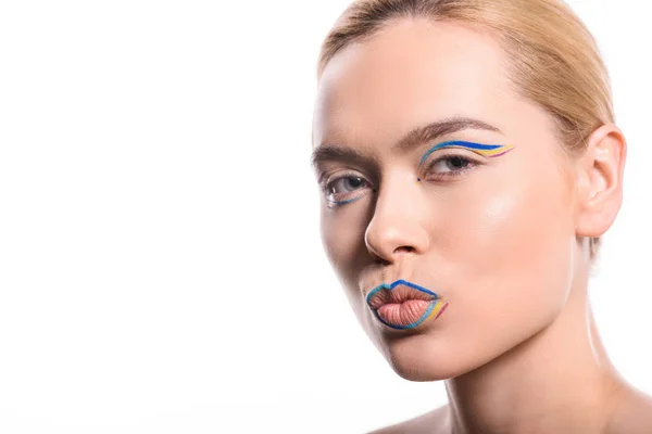 Frau mit farbigem Make-up mit Linien Grimassen isoliert auf weiß — Stockfoto