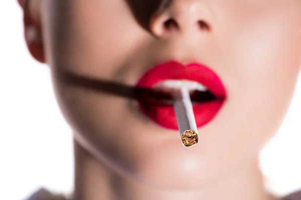 Imagen recortada de la mujer fumando con cigarrillo en primer plano aislado en blanco - foto de stock