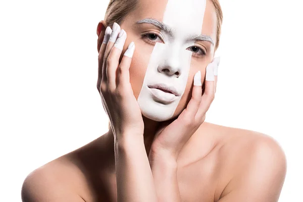 Hermosa mujer con pintura blanca en la cara tocando las mejillas con las manos aisladas en blanco - foto de stock