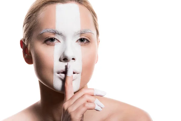 Bela mulher com tinta branca no rosto mostrando sinal de silêncio isolado no branco — Fotografia de Stock