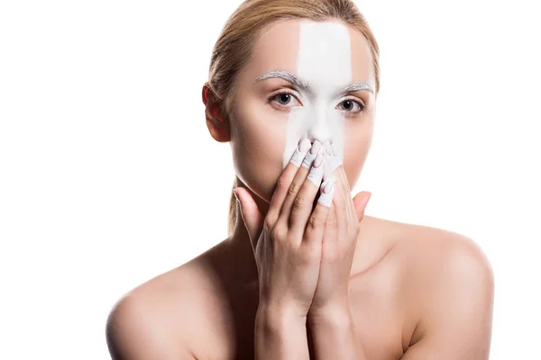 Приваблива жінка з білою фарбою на обличчі закриваючи рот ізольована на білому — стокове фото