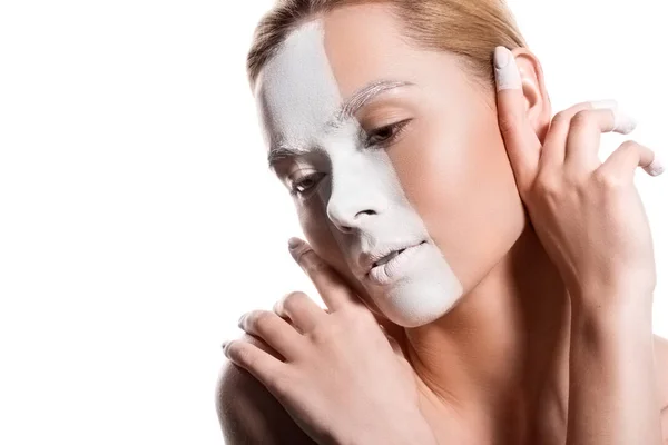 Sensuelle belle femme avec peinture blanche sur le visage isolé sur blanc, art corporel — Photo de stock