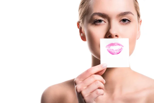 Bella donna in possesso di carta con stampa labbra rosa isolato su bianco — Foto stock