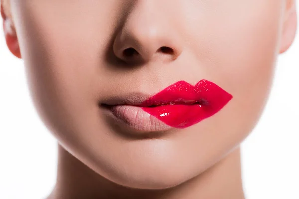 Обрізане зображення жінки з червоними губами на щоці ізольовано на білому — стокове фото