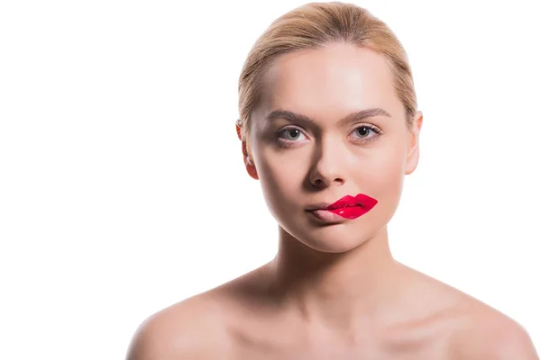 Hermosa mujer con labios rojos impresión en la mejilla aislado en blanco - foto de stock