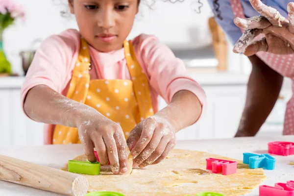 Afro-americana mãe e filha cortando biscoitos de massa crua na cozinha — Fotografia de Stock