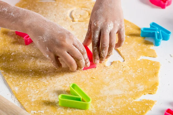 Vista parcial del niño afroamericano haciendo galletas con cortadores de letras - foto de stock