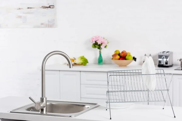 Close up of sink and stand for dishes on kitchen — Stock Photo