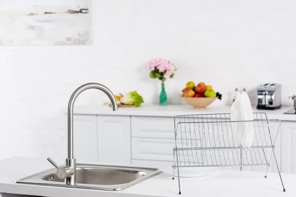 Primer plano del fregadero y pie para los platos en la cocina — Stock Photo