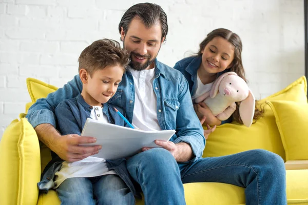 Happy father with two adorable little kids spending time together at home — Stock Photo