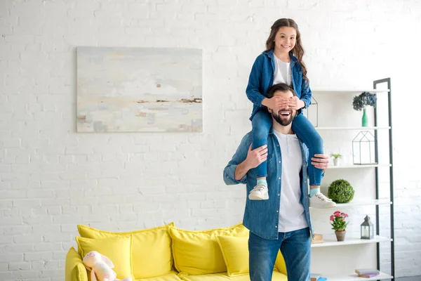 Glücklicher Vater, der entzückende kleine Tochter zu Hause am Hals trägt — Stockfoto