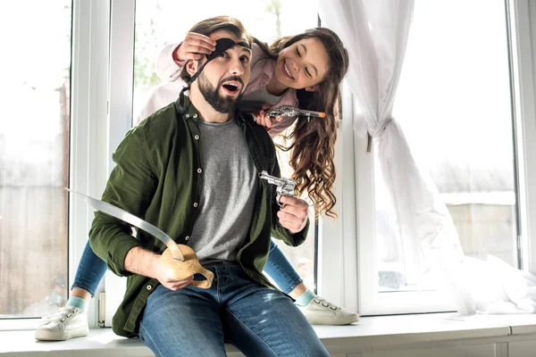 Feliz pai e filha brincando juntos e fingindo ser piratas em casa — Fotografia de Stock