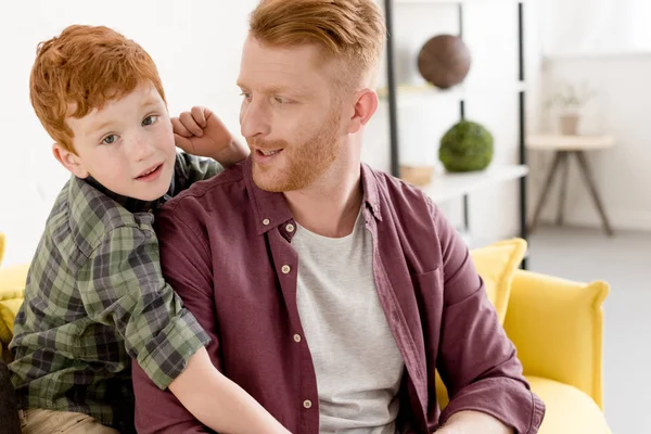 Feliz pelirroja padre e hijo pasando tiempo juntos en casa - foto de stock